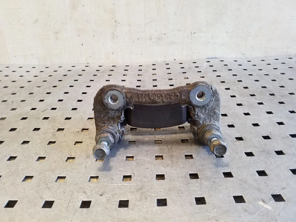 Piduriklotside hoidik/kandur (tagumine) – KIA Sportage (2011-2016)
