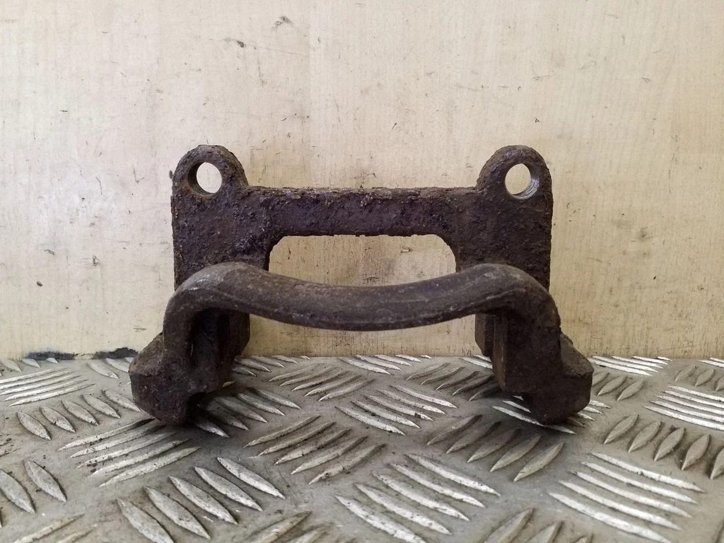 Piduriklotside hoidik/kandur (tagumine) – Opel Vivaro (2001-2014)