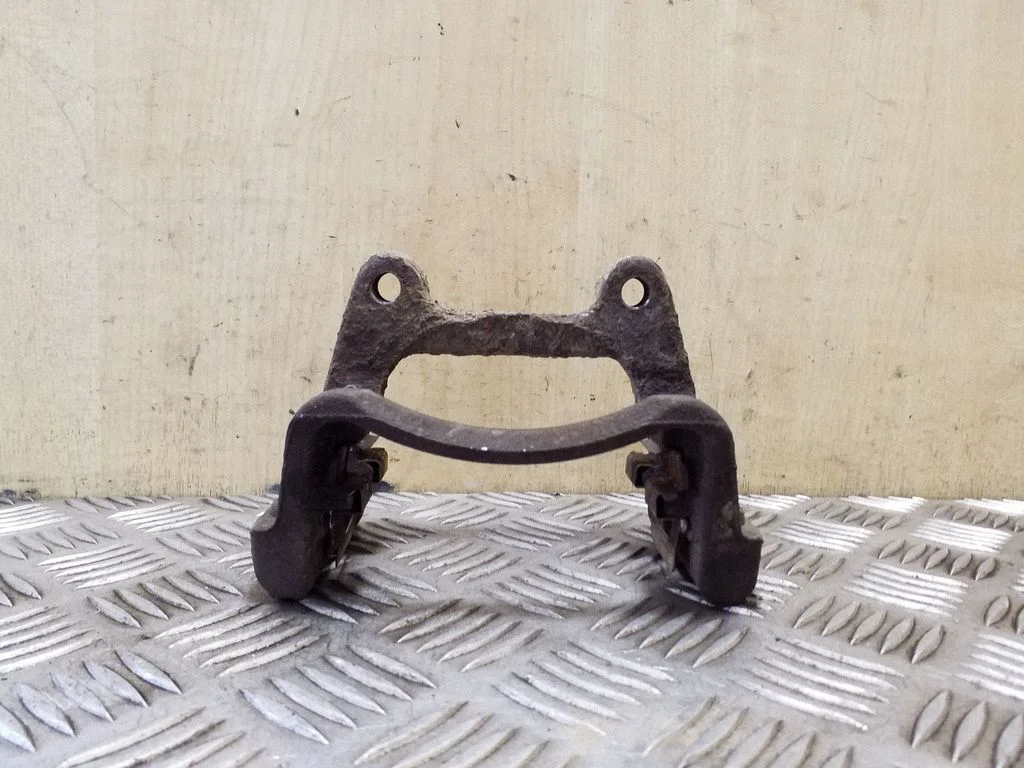 Piduriklotside hoidik/kandur (tagumine) – vasak