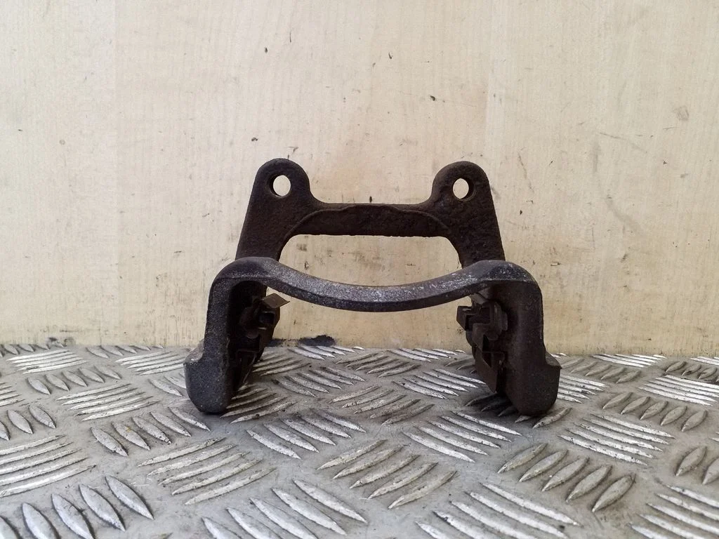Piduriklotside hoidik/kandur (tagumine) – vasak