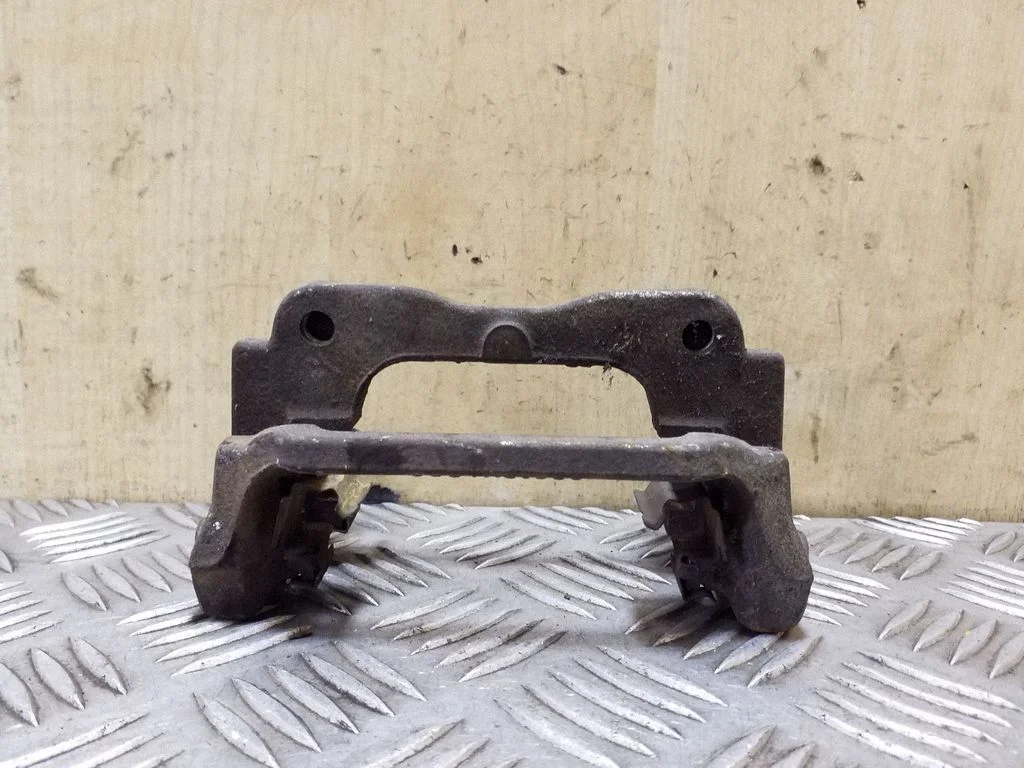 Brake caliper pad carrier rear – left