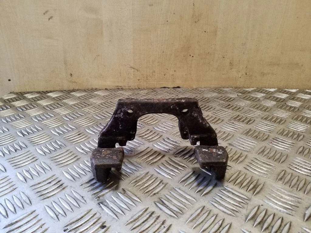 Brake caliper pad carrier rear – left