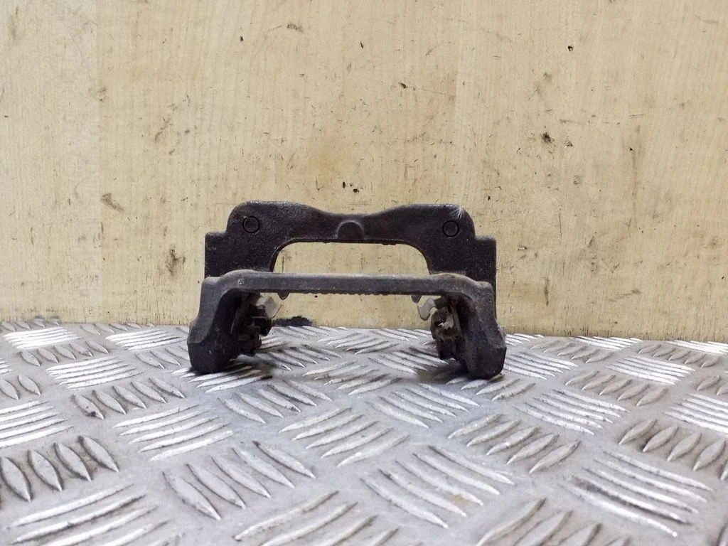 Brake caliper pad carrier rear – right