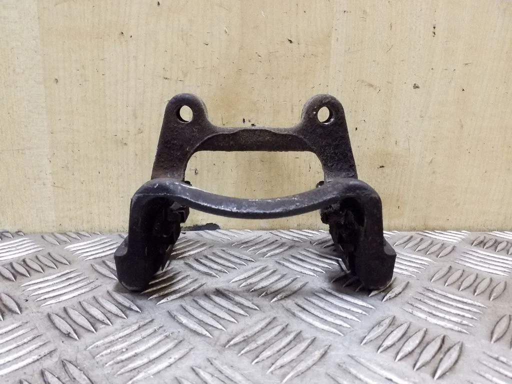 Brake caliper pad carrier rear – left