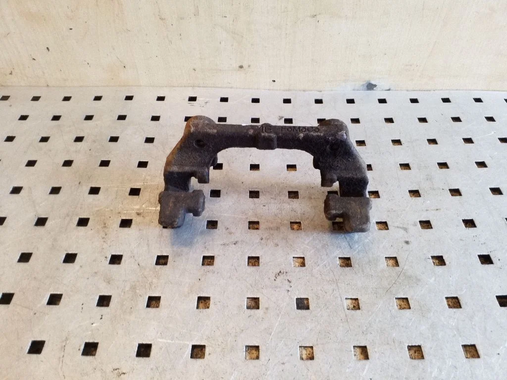 Piduriklotside hoidik/kandur (tagumine) – Volvo V40 (2012-2019)