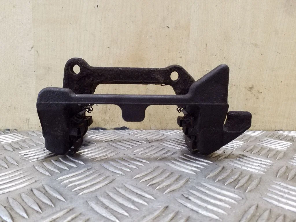 Brake caliper pad carrier rear – left