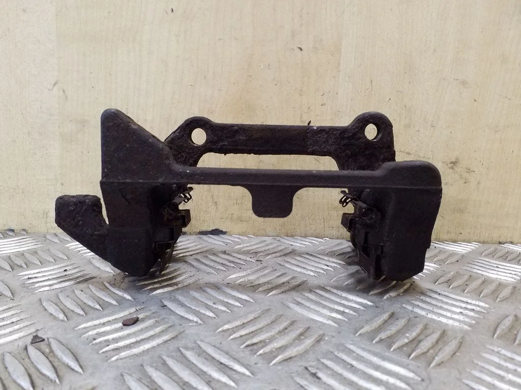 Brake caliper pad carrier rear – right