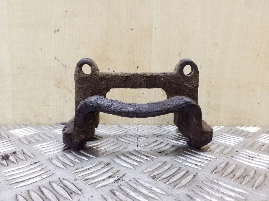 Bremžu klučiņu turētājs (aizmugurē) – labā