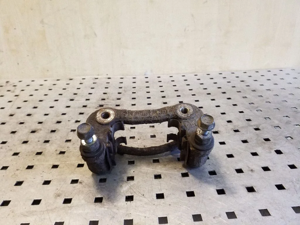Piduriklotside hoidik/kandur (tagumine) – KIA Sportage (2011-2016)