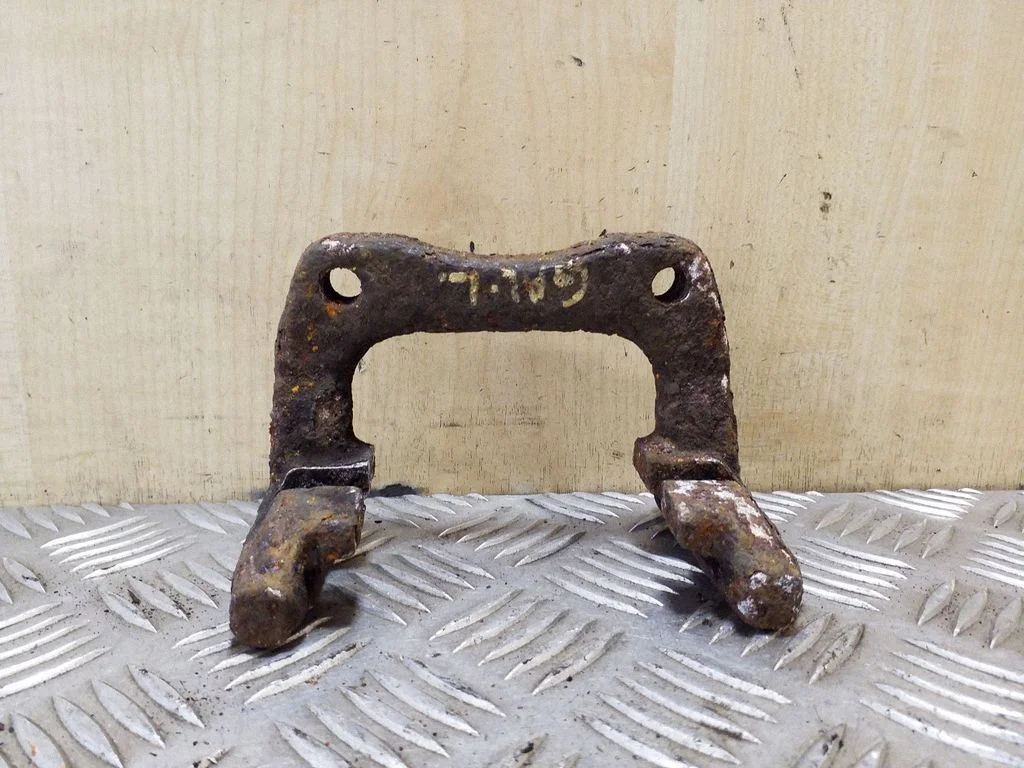 Brake caliper pad carrier rear – left