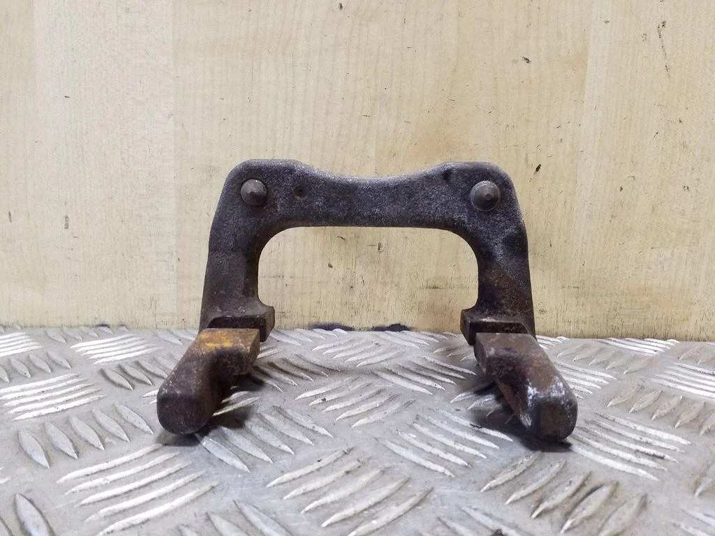 Piduriklotside hoidik/kandur (tagumine)