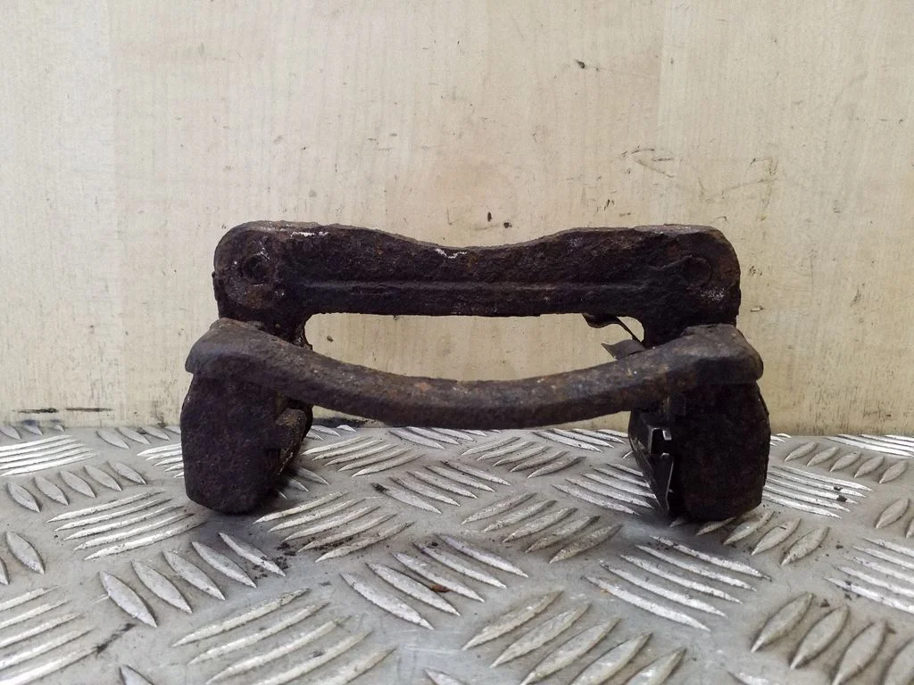 Piduriklotside hoidik/kandur (tagumine) – parem