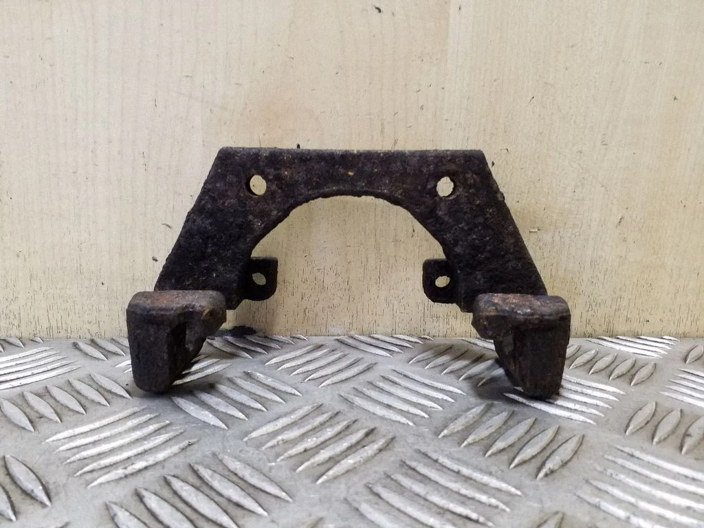 Brake caliper pad carrier rear – right