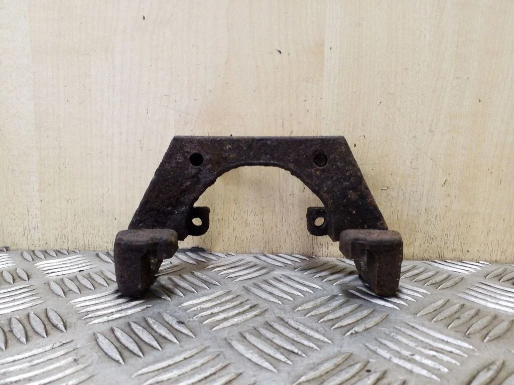 Brake caliper pad carrier rear – left