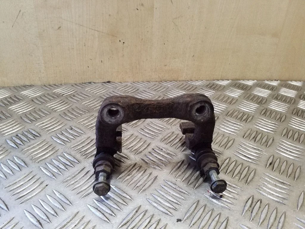 Piduriklotside hoidik/kandur (tagumine) – parem
