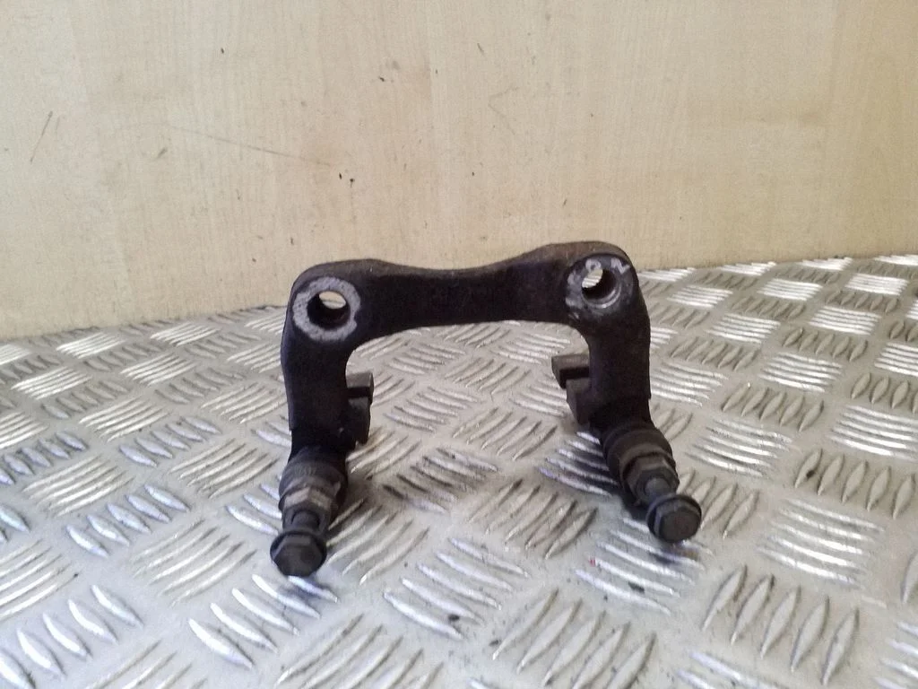 Piduriklotside hoidik/kandur (tagumine) – parem
