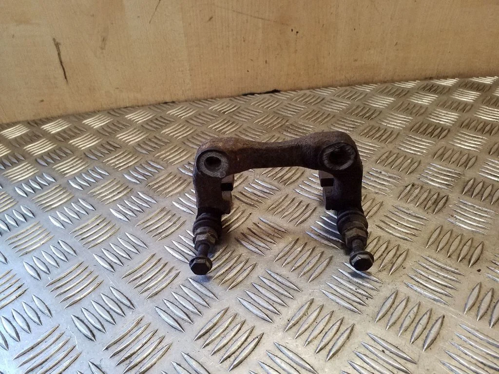 Piduriklotside hoidik/kandur (tagumine) – Seat Leon (1P) (2005-2012)