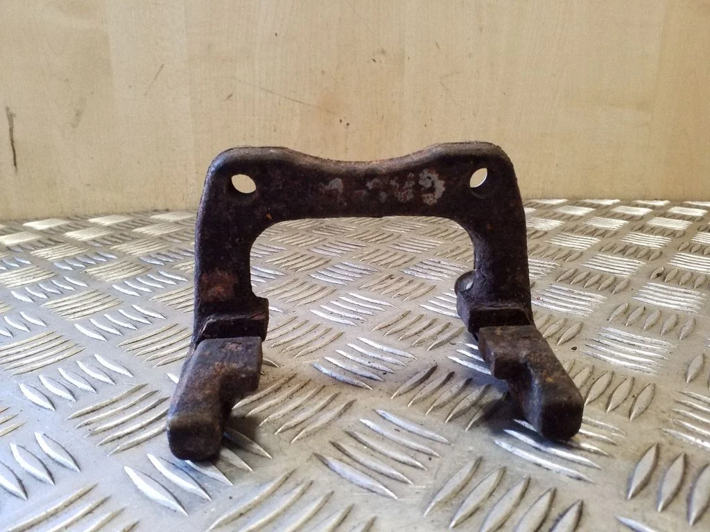 Piduriklotside hoidik/kandur (tagumine) – Seat Leon (1P) (2005-2012)