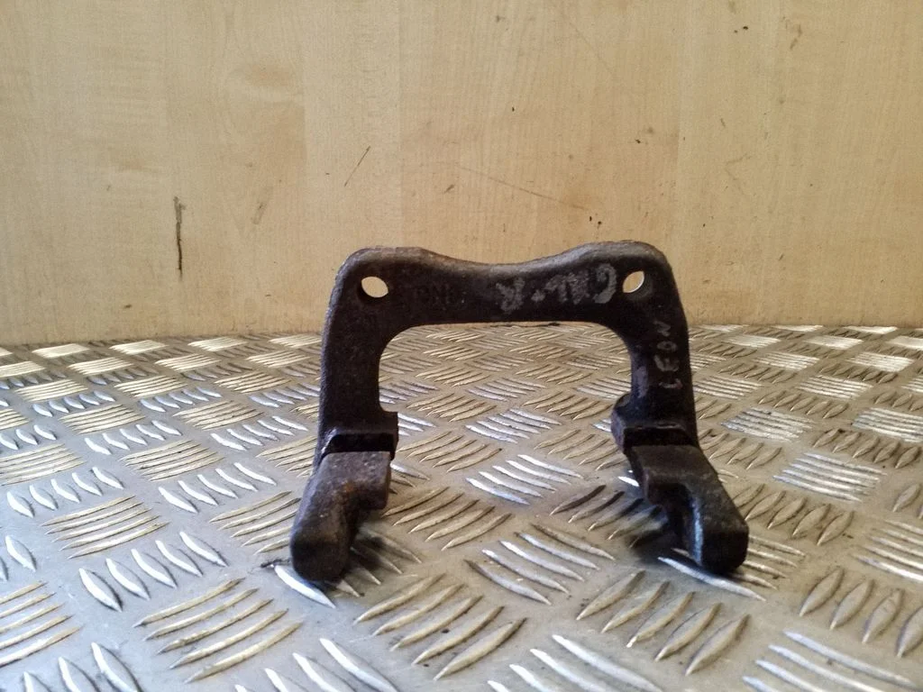 Piduriklotside hoidik/kandur (tagumine) – Seat Leon (1P) (2005-2012)