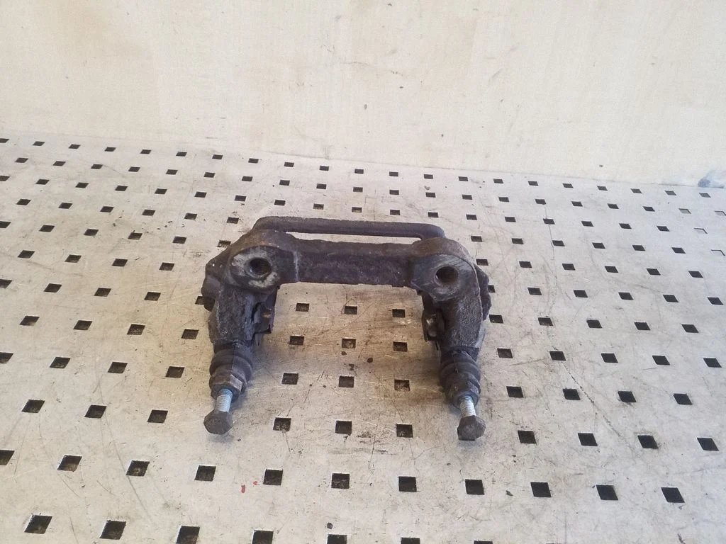 Piduriklotside hoidik/kandur (tagumine) – parem