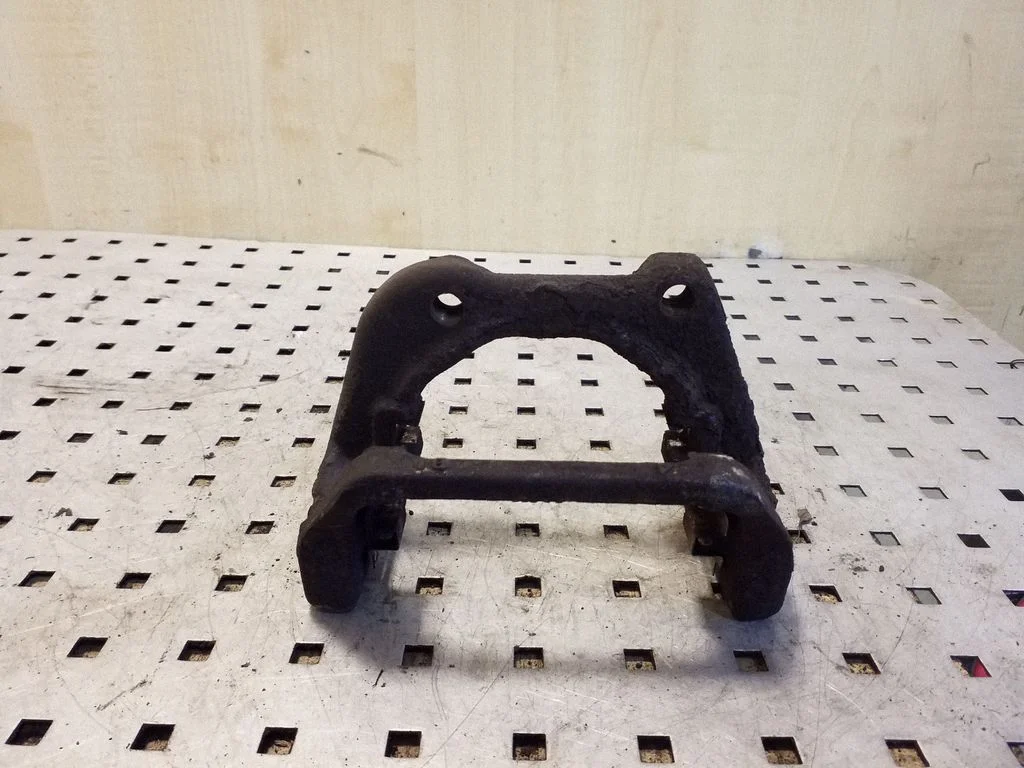 Piduriklotside hoidik/kandur (tagumine) – parem
