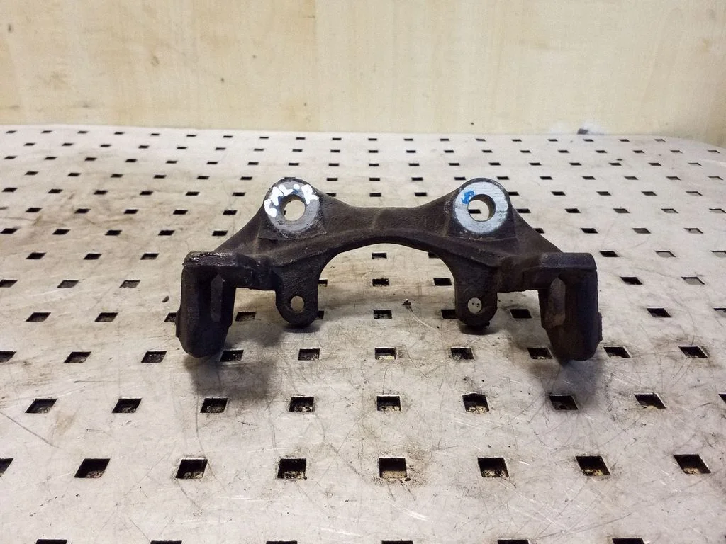 Piduriklotside hoidik/kandur (tagumine) – parem