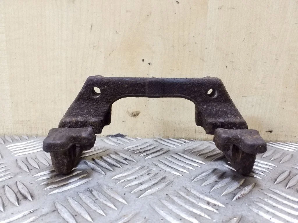 Brake caliper pad carrier rear – left
