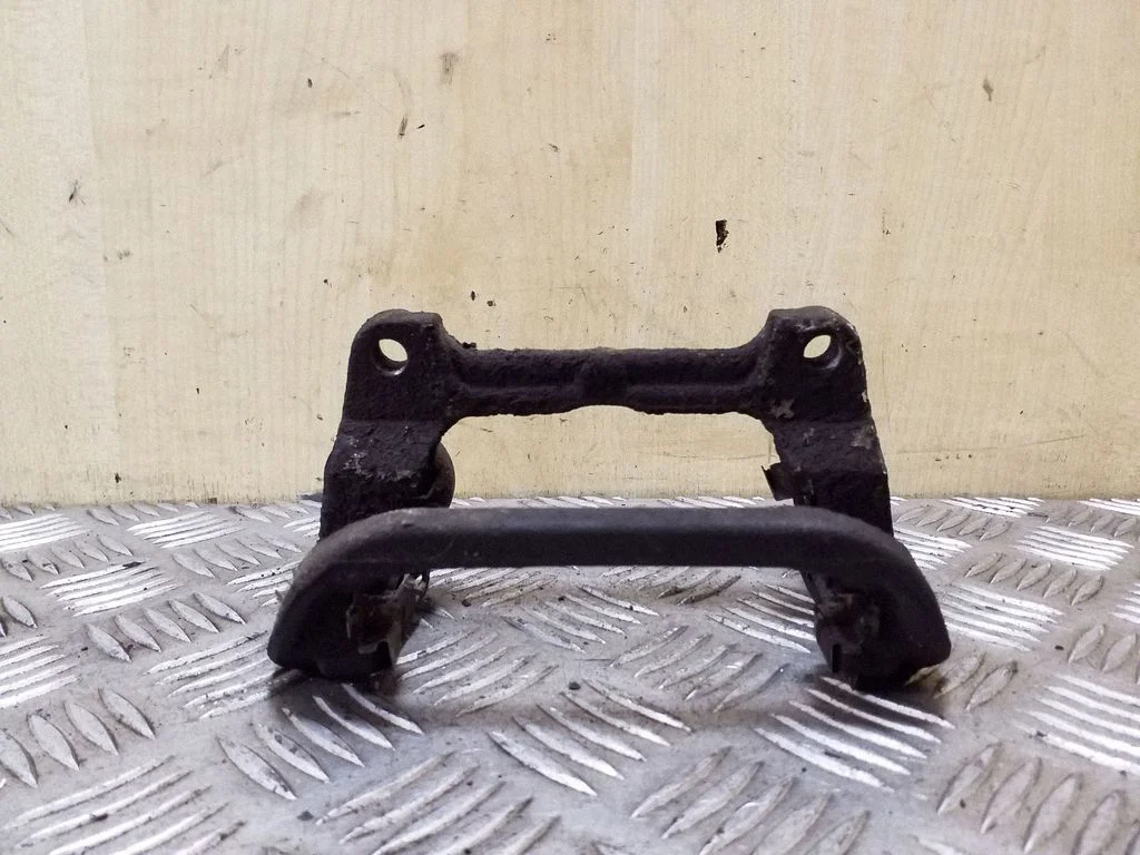 Piduriklotside hoidik/kandur (tagumine) – vasak