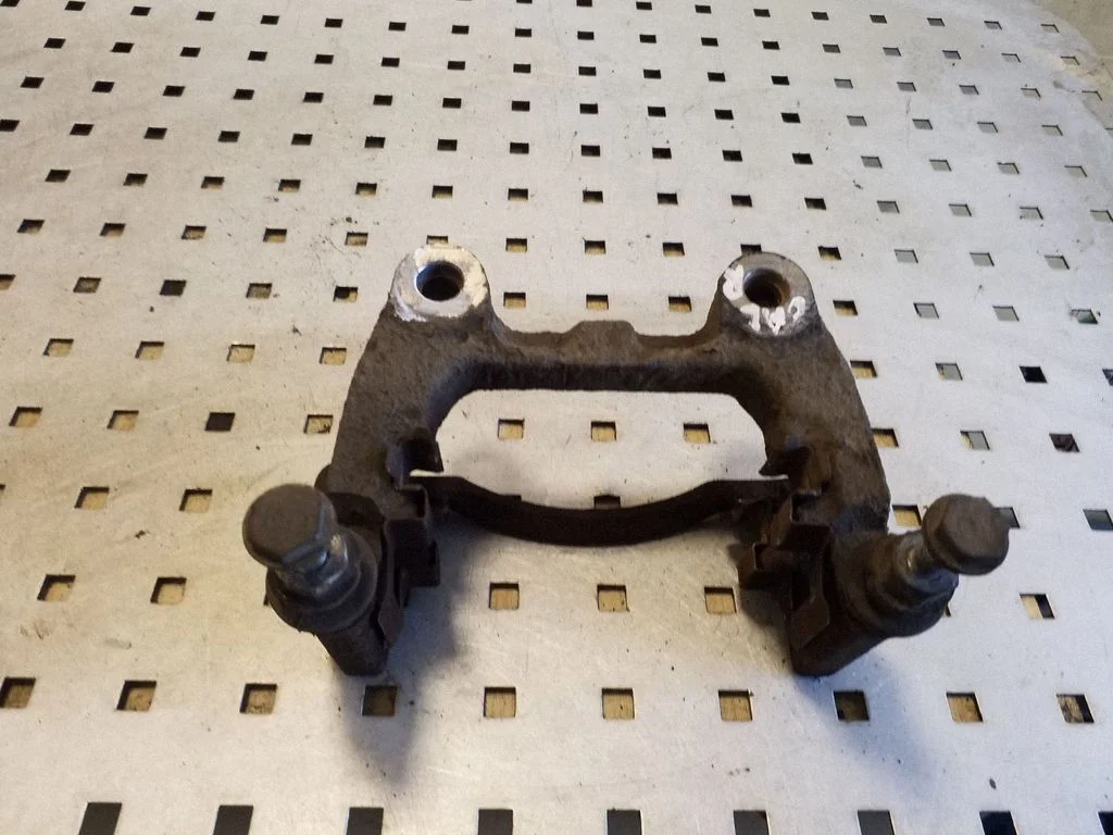Brake caliper pad carrier rear – right