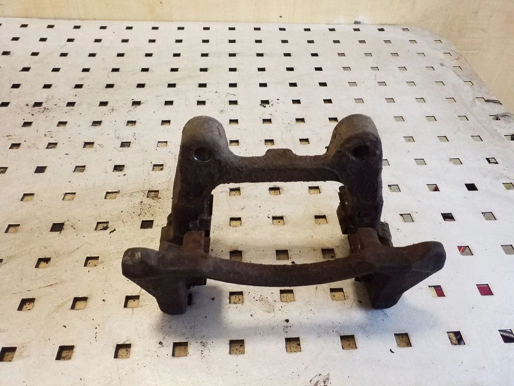 Brake caliper pad carrier rear – left