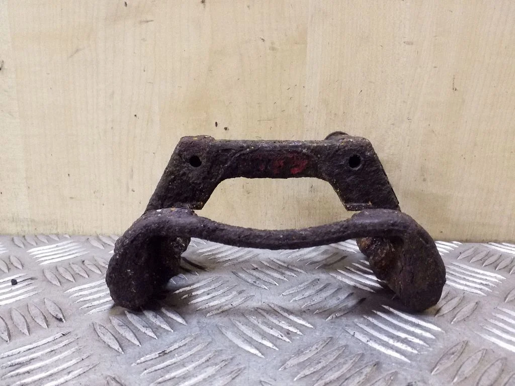 Brake caliper pad carrier rear – right