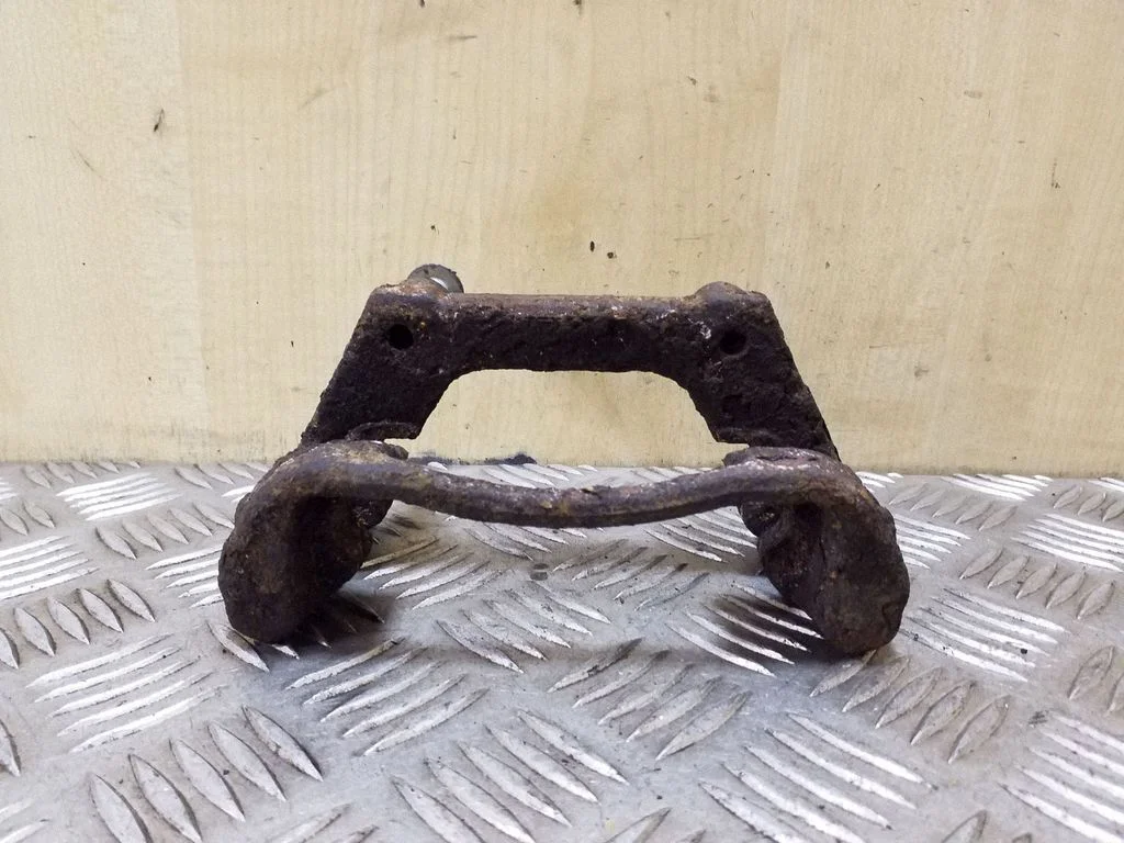 Brake caliper pad carrier rear – left