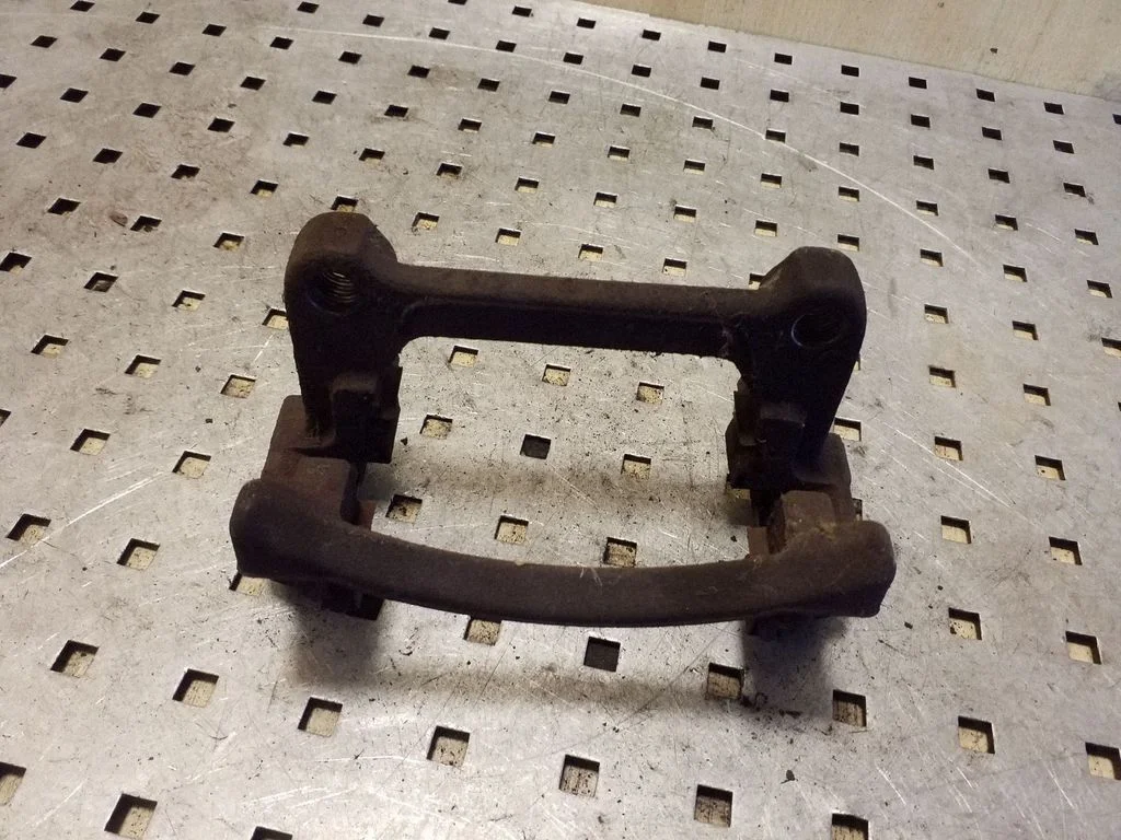 Piduriklotside hoidik/kandur (tagumine) – Volkswagen Transporter - Caravelle T5 (2003-2015)