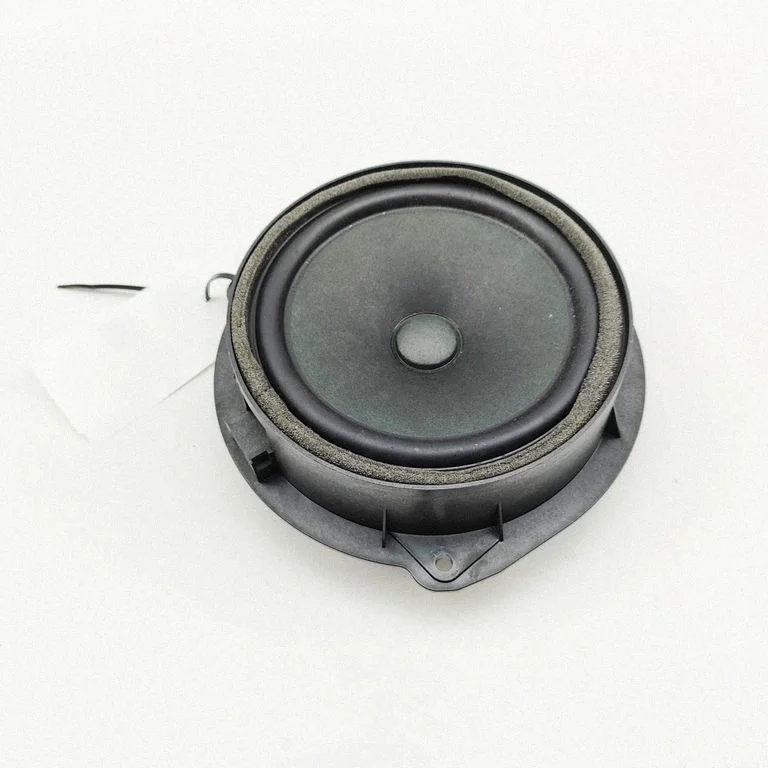 Skaļrunis (-ņi) aizmugurējās durvīs 83A035411A