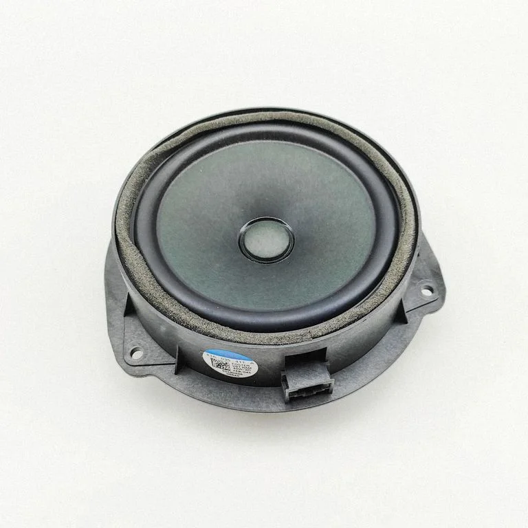 Skaļrunis (-ņi) aizmugurējās durvīs 83A035411A