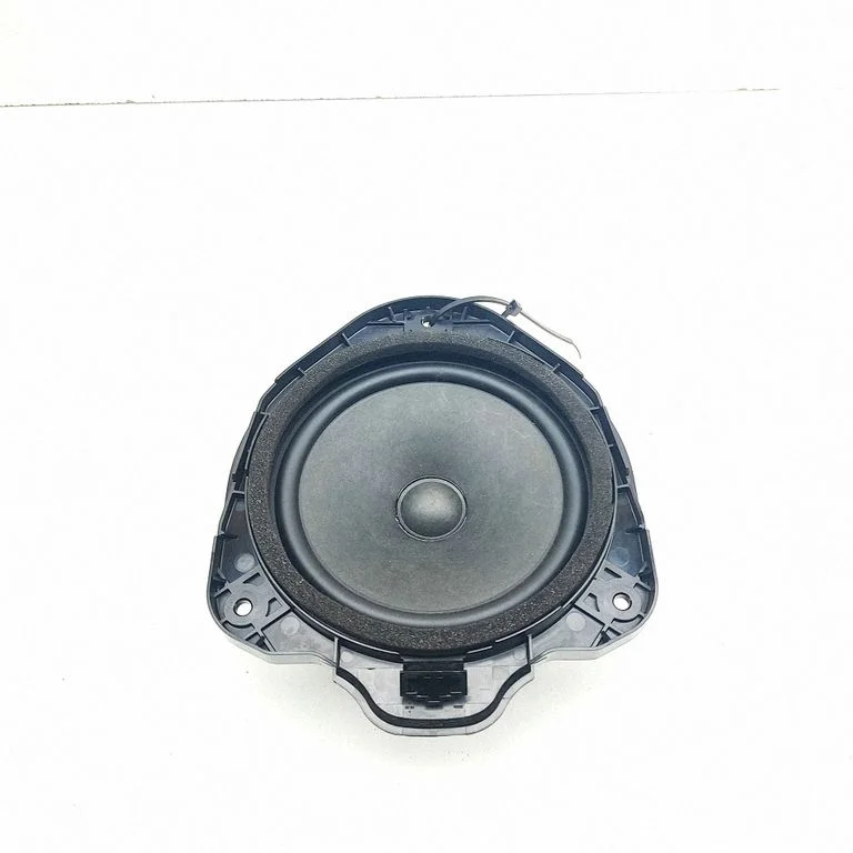 Skaļrunis (-ņi) aizmugurējās durvīs 8V0035411