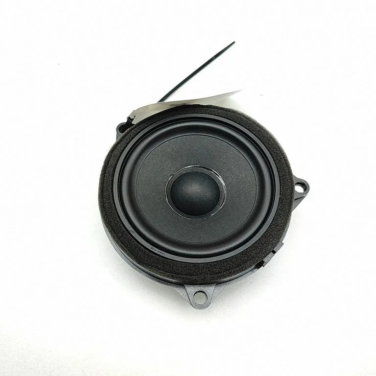 Skaļrunis (-ņi) aizmugurējās durvīs 2622518