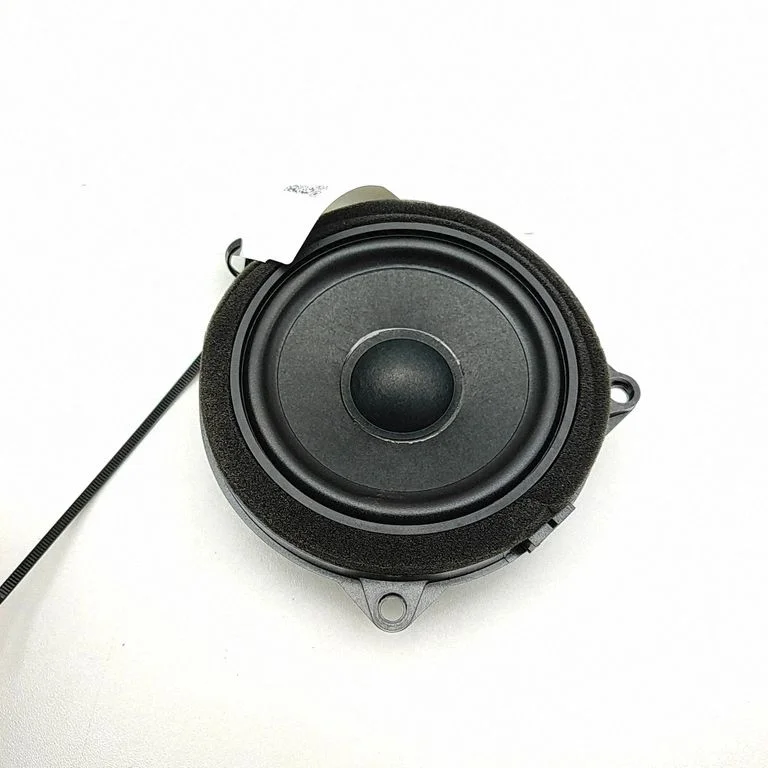 Skaļrunis (-ņi) aizmugurējās durvīs 2622518