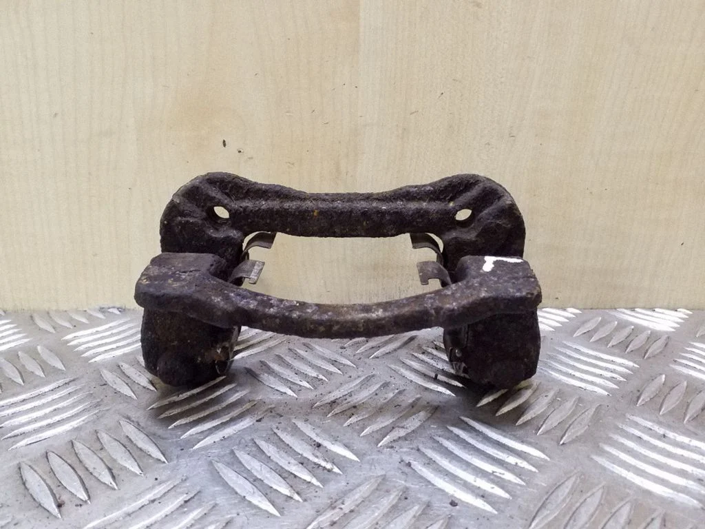 Piduriklotside hoidik/kandur (tagumine) – KIA Sportage (2011-2016)