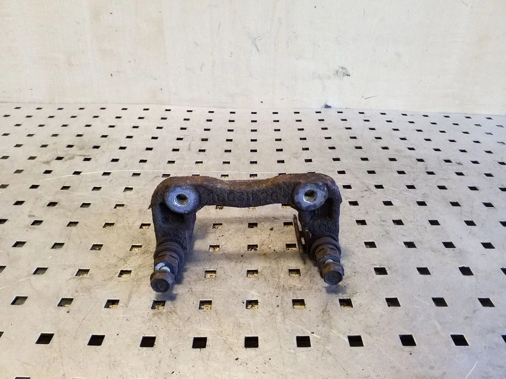 Piduriklotside hoidik/kandur (tagumine) – KIA Sportage (2005-2010)