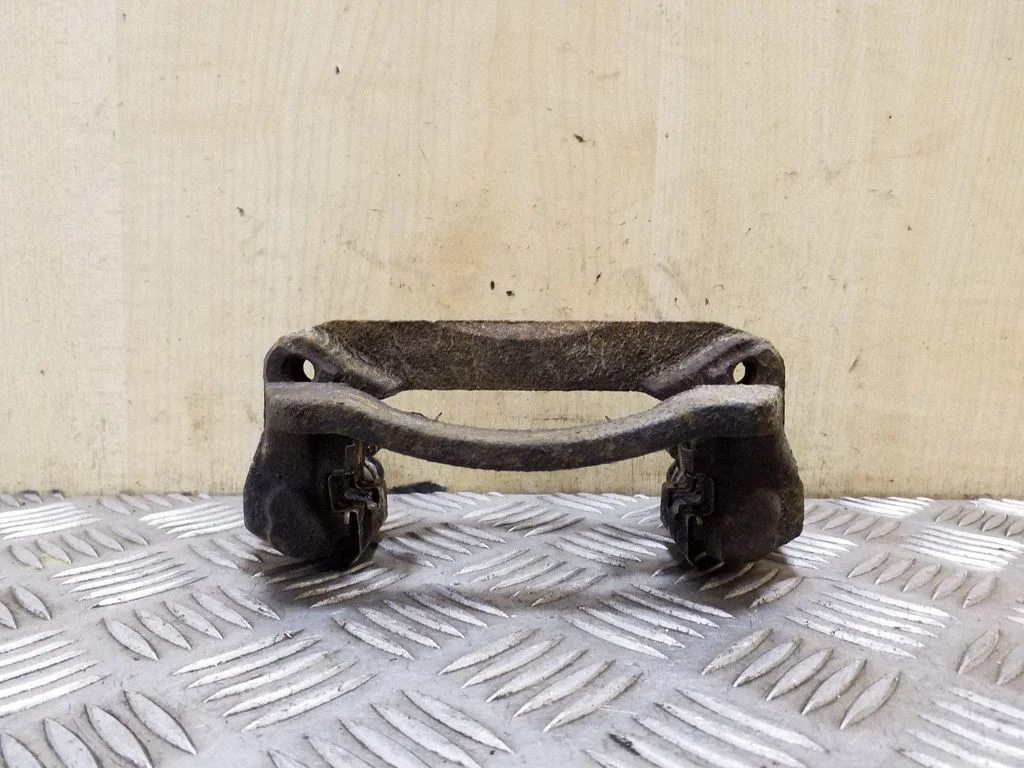 Piduriklotside hoidik/kandur (tagumine) – parem