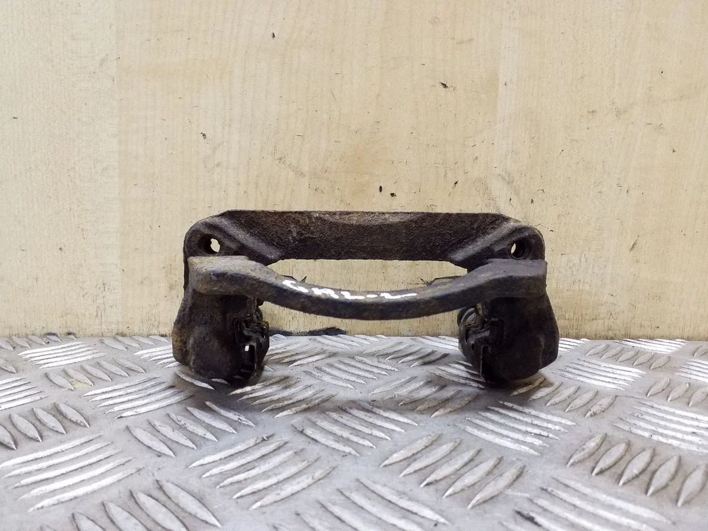 Piduriklotside hoidik/kandur (tagumine) – vasak