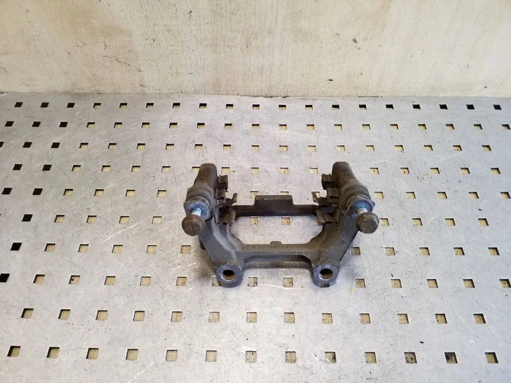 Piduriklotside hoidik/kandur (tagumine) – parem