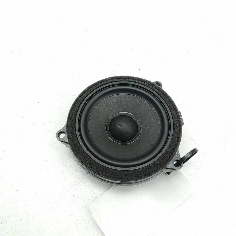 Skaļrunis (-ņi) aizmugurējās durvīs 2622518