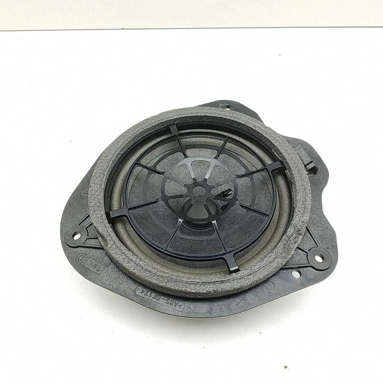 Skaļrunis (-ņi) aizmugurējās durvīs 8W6035411