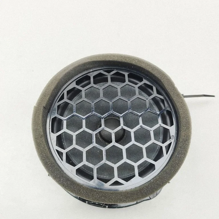 Skaļrunis (-ņi) aizmugurējās durvīs 565035411A