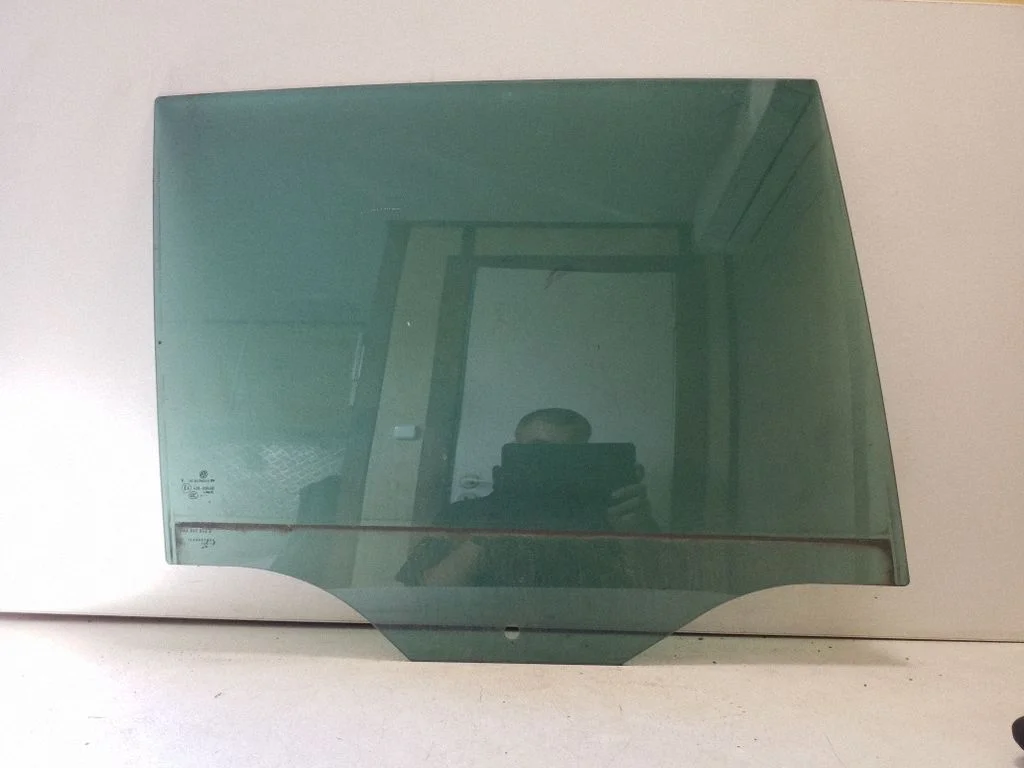 Rear door window glass 5NA845026A
