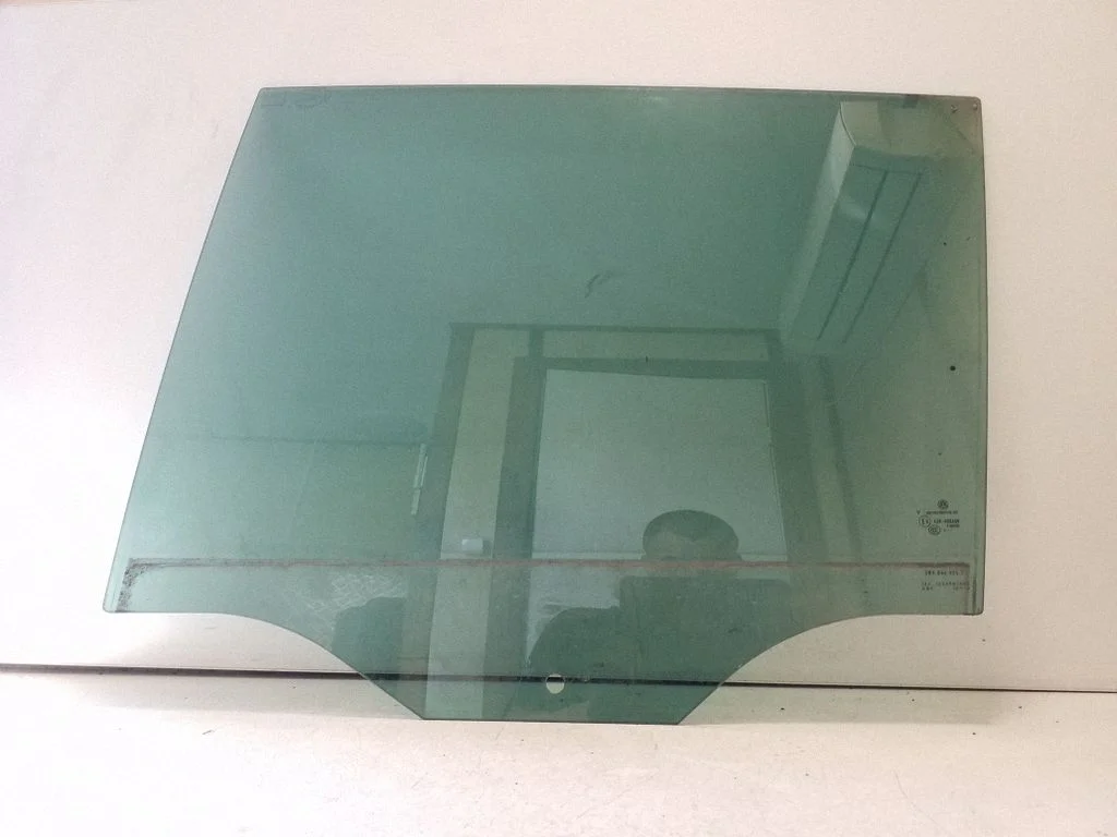 Rear door window glass 5NA845025A