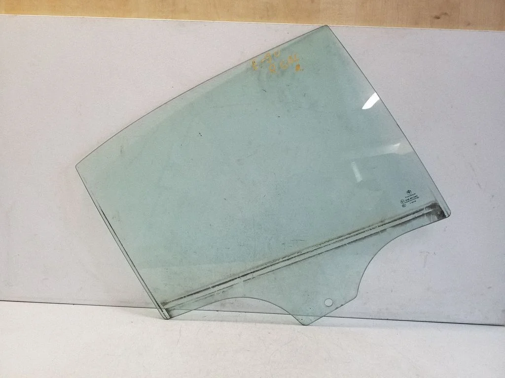 Rear door window glass E143R001582