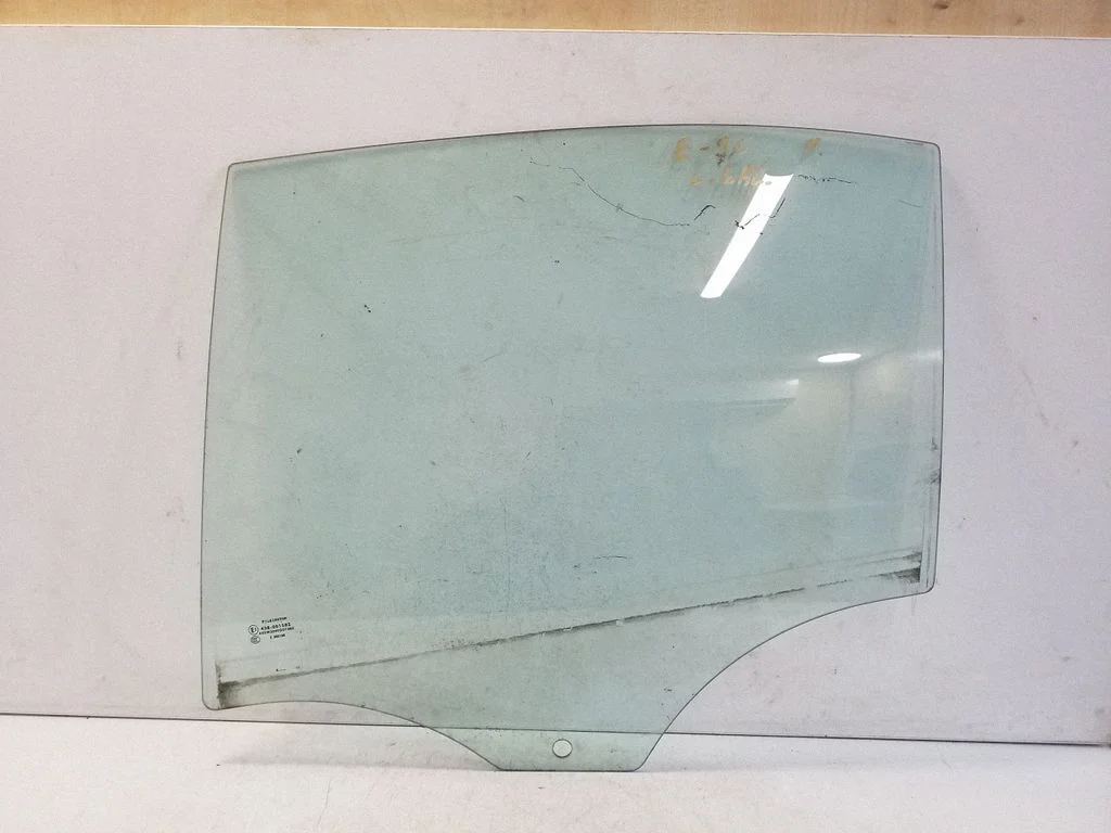 Rear door window glass E143R001582